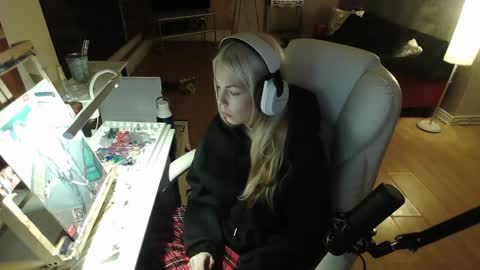 Snapshot of tinykylie chatting on February 1, 1:23 am stage Kylie Sinner brand CLITBAIT online show from February 1, 1:23 am