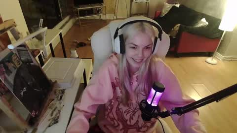 Snapshot of tinykylie chatting on February 1, 4:24 am stage Kylie Sinner brand CLITBAIT online show from February 1, 4:24 am