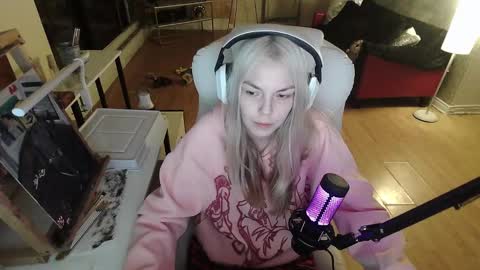 Snapshot of tinykylie chatting on February 1, 7:36 am stage Kylie Sinner brand CLITBAIT online show from February 1, 7:36 am