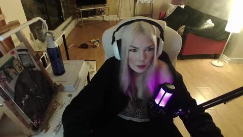 Snapshot of tinykylie chatting on February 2, 1:45 am stage Kylie Sinner brand CLITBAIT online show from February 2, 1:45 am