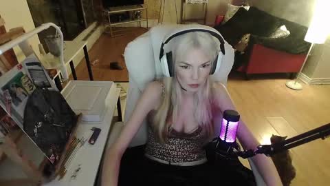 Snapshot of tinykylie chatting on February 2, 4:48 am stage Kylie Sinner brand CLITBAIT online show from February 2, 4:48 am