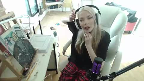 Snapshot of tinykylie chatting on February 2, 7:46 pm stage Kylie Sinner brand CLITBAIT online show from February 2, 7:46 pm