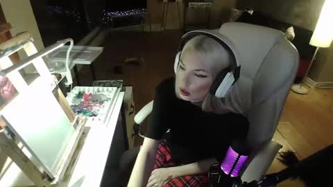 Snapshot of tinykylie chatting on February 2, 10:49 pm stage Kylie Sinner brand CLITBAIT online show from February 2, 10:49 pm