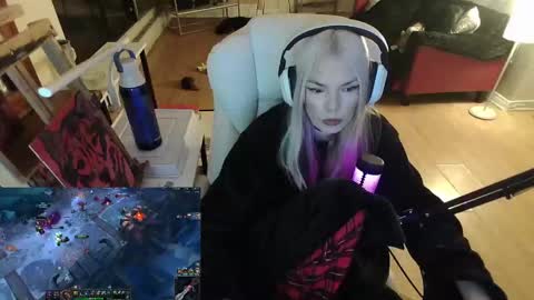 Snapshot of tinykylie chatting on February 3, 1:52 am stage Kylie Sinner brand CLITBAIT online show from February 3, 1:52 am