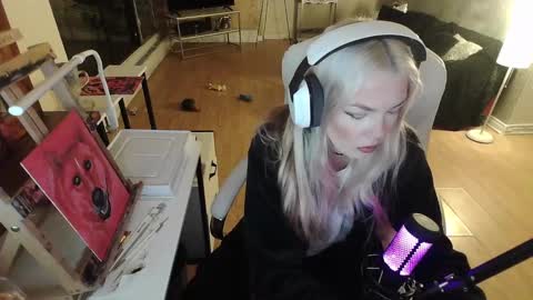 Snapshot of tinykylie chatting on February 4, 7:51 am stage Kylie Sinner brand CLITBAIT online show from February 4, 7:51 am