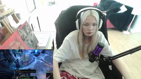 Snapshot of tinykylie chatting on February 4, 5:01 pm stage Kylie Sinner brand CLITBAIT online show from February 4, 5:01 pm