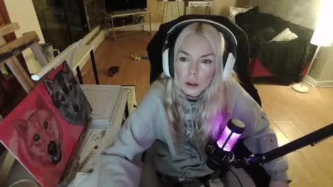 Snapshot of tinykylie chatting on February 5, 6:46 am stage Kylie Sinner brand CLITBAIT online show from February 5, 6:46 am