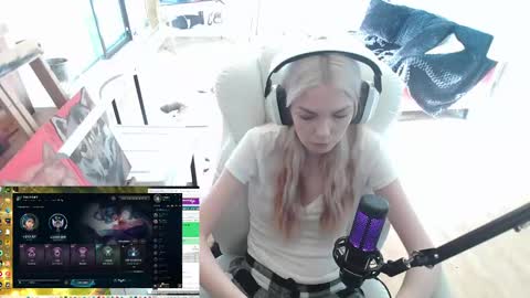 Snapshot of tinykylie chatting on February 5, 6:59 pm stage Kylie Sinner brand CLITBAIT online show from February 5, 6:59 pm
