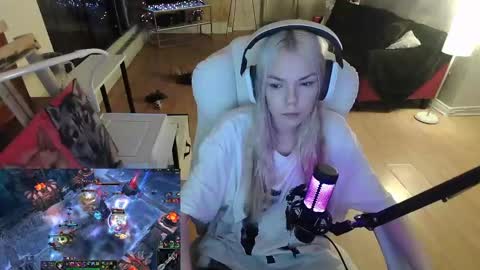 Snapshot of tinykylie chatting on February 5, 10:01 pm stage Kylie Sinner brand CLITBAIT online show from February 5, 10:01 pm