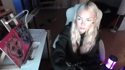 Snapshot of tinykylie chatting on February 6, 10:59 am stage Kylie Sinner brand CLITBAIT online show from February 6, 10:59 am