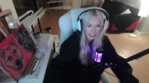 Snapshot of tinykylie chatting on February 7, 12:09 am stage Kylie Sinner brand CLITBAIT online show from February 7, 12:09 am