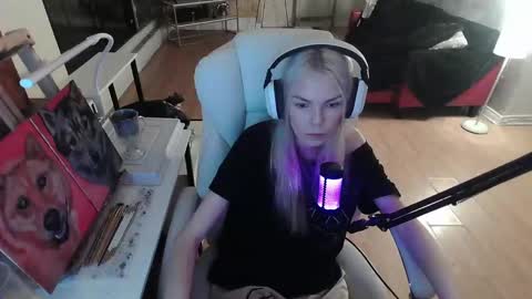 Snapshot of tinykylie chatting on February 7, 7:07 am stage Kylie Sinner brand CLITBAIT online show from February 7, 7:07 am