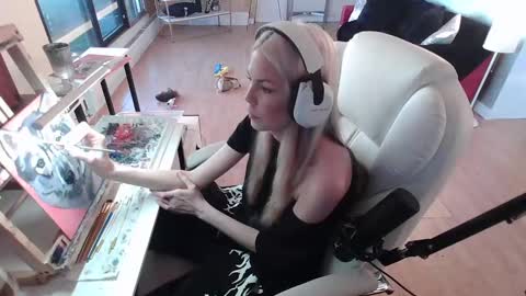 Snapshot of tinykylie chatting on February 7, 9:15 pm stage Kylie Sinner brand CLITBAIT online show from February 7, 9:15 pm