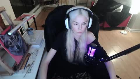 Snapshot of tinykylie chatting on February 8, 12:17 am stage Kylie Sinner brand CLITBAIT online show from February 8, 12:17 am