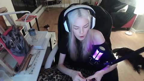 Snapshot of tinykylie chatting on February 8, 3:19 am stage Kylie Sinner brand CLITBAIT online show from February 8, 3:19 am