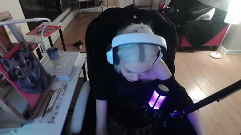 Snapshot of tinykylie chatting on February 8, 6:22 am stage Kylie Sinner brand CLITBAIT online show from February 8, 6:22 am
