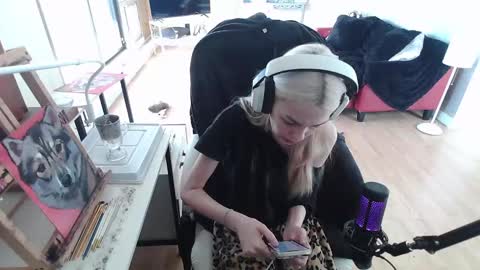 Snapshot of tinykylie chatting on February 8, 3:10 pm stage Kylie Sinner brand CLITBAIT online show from February 8, 3:10 pm