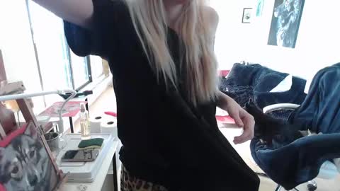 Snapshot of tinykylie chatting on February 8, 6:12 pm stage Kylie Sinner brand CLITBAIT online show from February 8, 6:12 pm