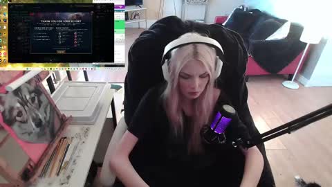Snapshot of tinykylie chatting on February 8, 9:15 pm stage Kylie Sinner brand CLITBAIT online show from February 8, 9:15 pm