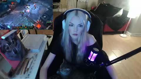 Snapshot of tinykylie chatting on February 9, 12:17 am stage Kylie Sinner brand CLITBAIT online show from February 9, 12:17 am