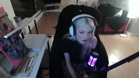 Snapshot of tinykylie chatting on February 9, 3:22 am stage Kylie Sinner brand CLITBAIT online show from February 9, 3:22 am