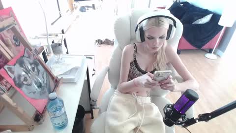 Snapshot of tinykylie chatting on February 10, 2:48 pm stage Kylie Sinner brand CLITBAIT online show from February 10, 2:48 pm