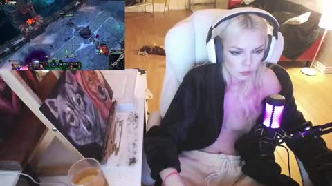 Snapshot of tinykylie chatting on February 11, 3:08 am stage Kylie Sinner brand CLITBAIT online show from February 11, 3:08 am