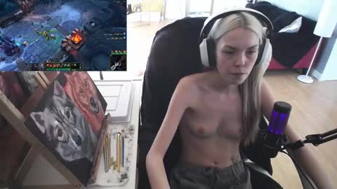 Snapshot of tinykylie chatting on February 12, 4:22 pm stage Kylie Sinner brand CLITBAIT online show from February 12, 4:22 pm