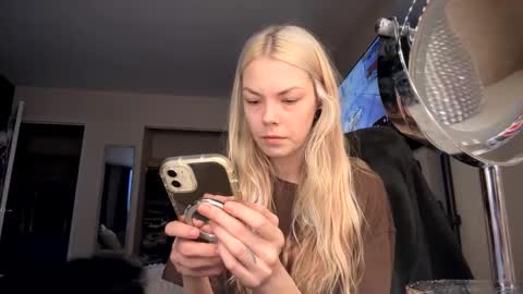 Snapshot of tinykylie chatting on February 13, 11:17 am stage Kylie Sinner brand CLITBAIT online show from February 13, 11:17 am