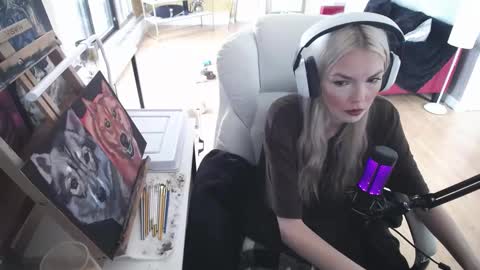 Snapshot of tinykylie chatting on February 13, 2:20 pm stage Kylie Sinner brand CLITBAIT online show from February 13, 2:20 pm