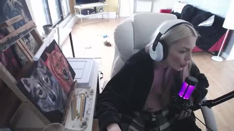Snapshot of tinykylie chatting on February 13, 8:24 pm stage Kylie Sinner brand CLITBAIT online show from February 13, 8:24 pm