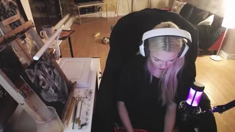 Snapshot of tinykylie chatting on February 14, 10:58 pm stage Kylie Sinner brand CLITBAIT online show from February 14, 10:58 pm