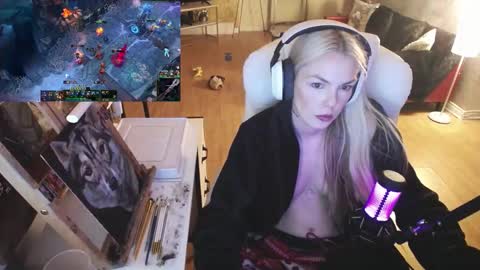Snapshot of tinykylie chatting on February 15, 2:04 am stage Kylie Sinner brand CLITBAIT online show from February 15, 2:04 am