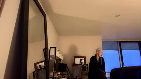 Snapshot of tinykylie chatting on February 16, 9:48 pm stage Kylie Sinner brand CLITBAIT online show from February 16, 9:48 pm