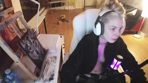 Snapshot of tinykylie chatting on February 18, 3:31 am stage Kylie Sinner brand CLITBAIT online show from February 18, 3:31 am
