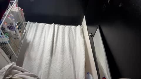 Snapshot of tinykylie chatting on February 18, 7:41 pm stage Kylie Sinner brand CLITBAIT online show from February 18, 7:41 pm