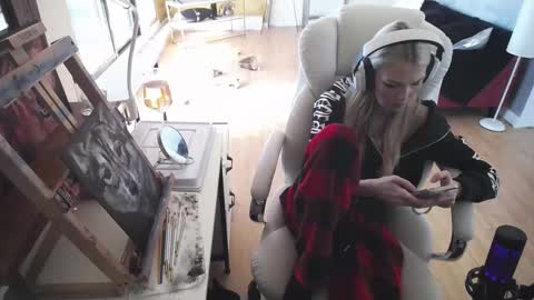 Snapshot of tinykylie chatting on February 19, 4:55 pm stage Kylie Sinner brand CLITBAIT online show from February 19, 4:55 pm