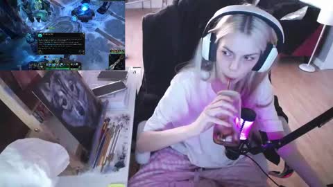 Snapshot of tinykylie chatting on February 22, 9:59 pm stage Kylie Sinner brand CLITBAIT online show from February 22, 9:59 pm