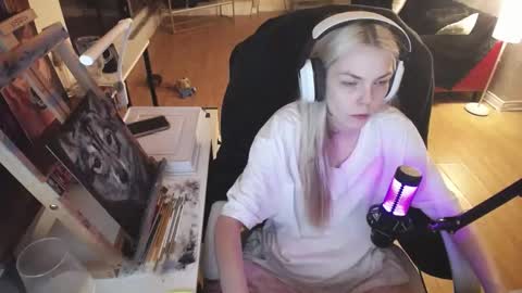 Snapshot of tinykylie chatting on February 23, 1:02 am stage Kylie Sinner brand CLITBAIT online show from February 23, 1:02 am