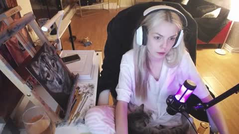Snapshot of tinykylie chatting on February 23, 4:07 am stage Kylie Sinner brand CLITBAIT online show from February 23, 4:07 am