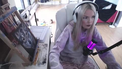 Snapshot of tinykylie chatting on February 23, 8:55 pm stage Kylie Sinner brand CLITBAIT online show from February 23, 8:55 pm