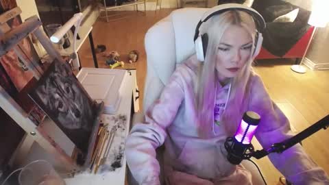 Snapshot of tinykylie chatting on February 23, 11:58 pm stage Kylie Sinner brand CLITBAIT online show from February 23, 11:58 pm