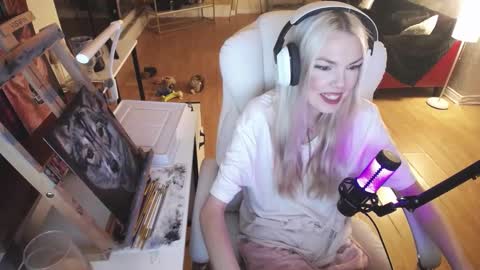 Snapshot of tinykylie chatting on February 24, 3:02 am stage Kylie Sinner brand CLITBAIT online show from February 24, 3:02 am