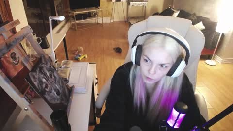 Snapshot of tinykylie chatting on February 26, 12:38 am stage Kylie Sinner brand CLITBAIT online show from February 26, 12:38 am