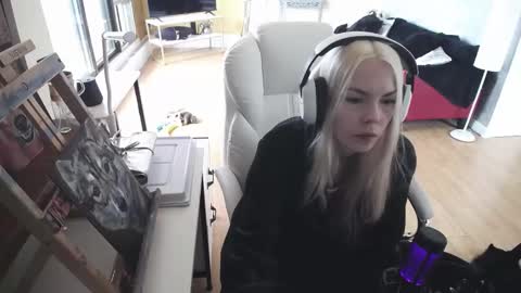 Snapshot of tinykylie chatting on February 26, 3:52 pm stage Kylie Sinner brand CLITBAIT online show from February 26, 3:52 pm