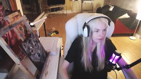 Snapshot of tinykylie chatting on February 27, 4:09 am stage Kylie Sinner brand CLITBAIT online show from February 27, 4:09 am