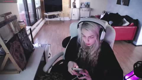 Snapshot of tinykylie chatting on September 12, 9:42 am stage Kylie Sinner brand CLITBAIT online show from September 12, 9:42 am