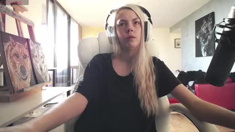 Snapshot of tinykylie chatting on September 12, 9:48 pm stage Kylie Sinner brand CLITBAIT online show from September 12, 9:48 pm