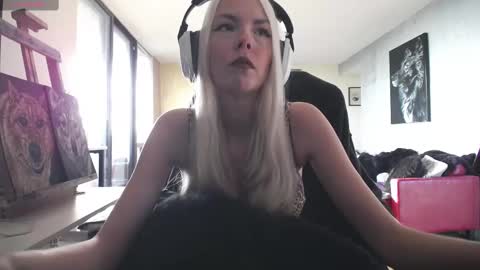 Snapshot of tinykylie chatting on September 14, 9:03 pm stage Kylie Sinner brand CLITBAIT online show from September 14, 9:03 pm