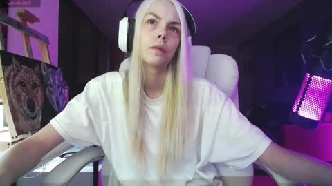 Snapshot of tinykylie chatting on September 18, 9:22 am stage Kylie Sinner brand CLITBAIT online show from September 18, 9:22 am